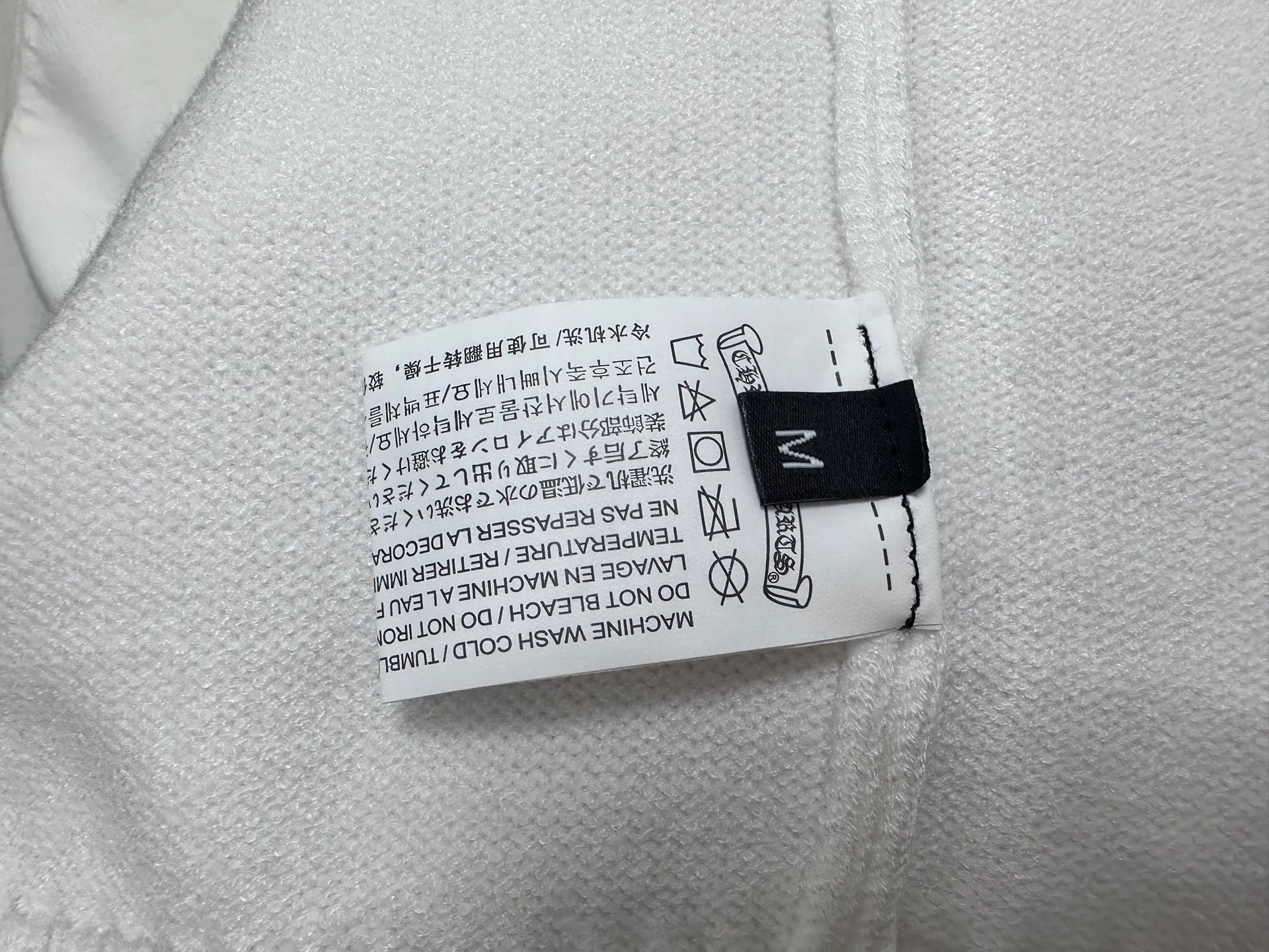 ￼ P250 【Chrome Hearts】Chrome Hearts' new cross-knitted jacquard appliquéd crew neck sweater. Contains 20% wool. The item is made of custom-dyed and custom-spun yarn and purchased from the original version. A full set of customized accessories. Details determine success or failure. A new model for autumn and winter. It is soft and delicate and does not tie the body. The upper body effect is very nice. Loose fit. Same style for men and women. Color: White Black Size: S-L